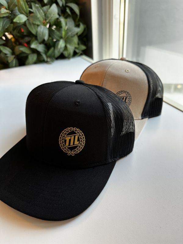 Caps sort med gull-logo